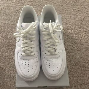 Men White Air Force Ones 

Smoke and pet free home
